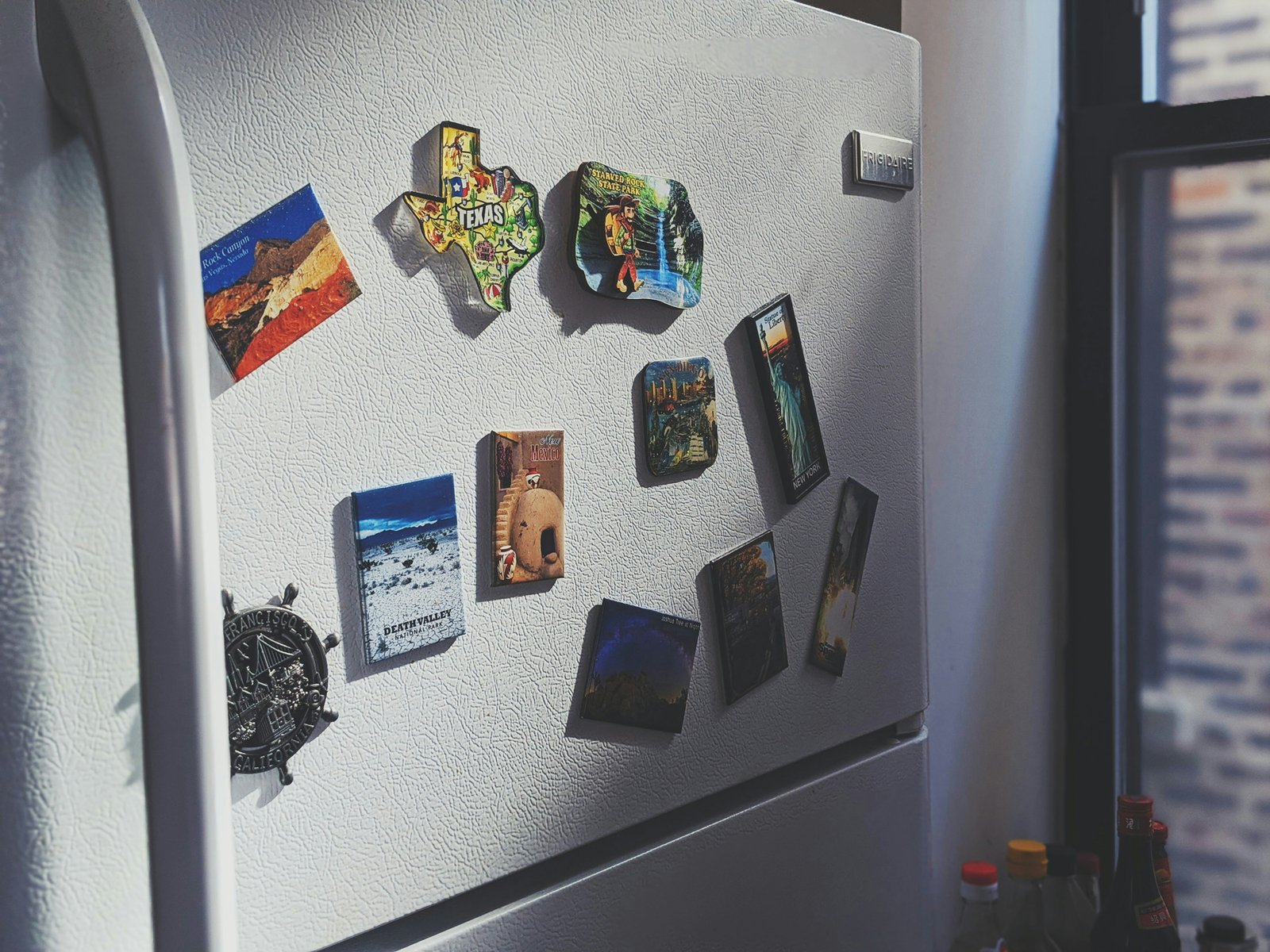 Gefrierfach mit Eisbildung im Kühlschrank