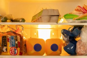 Geruchsneutralisierer im Kühlschrank platziert