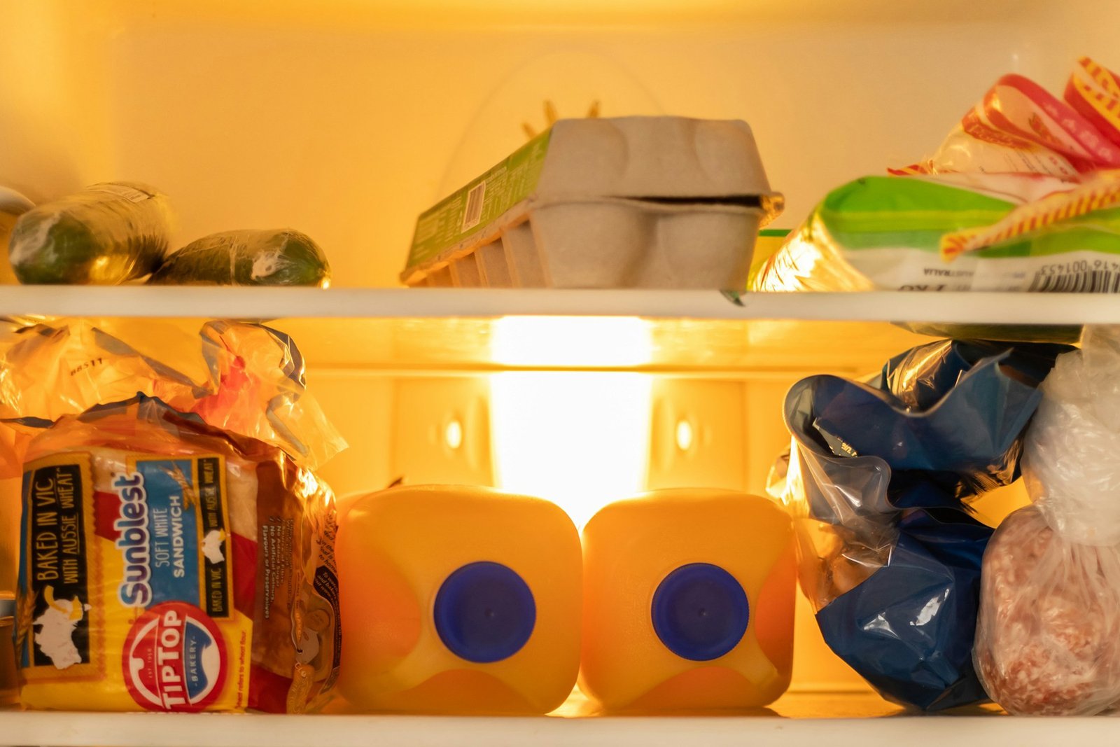 Geruchsneutralisierer im Kühlschrank platziert