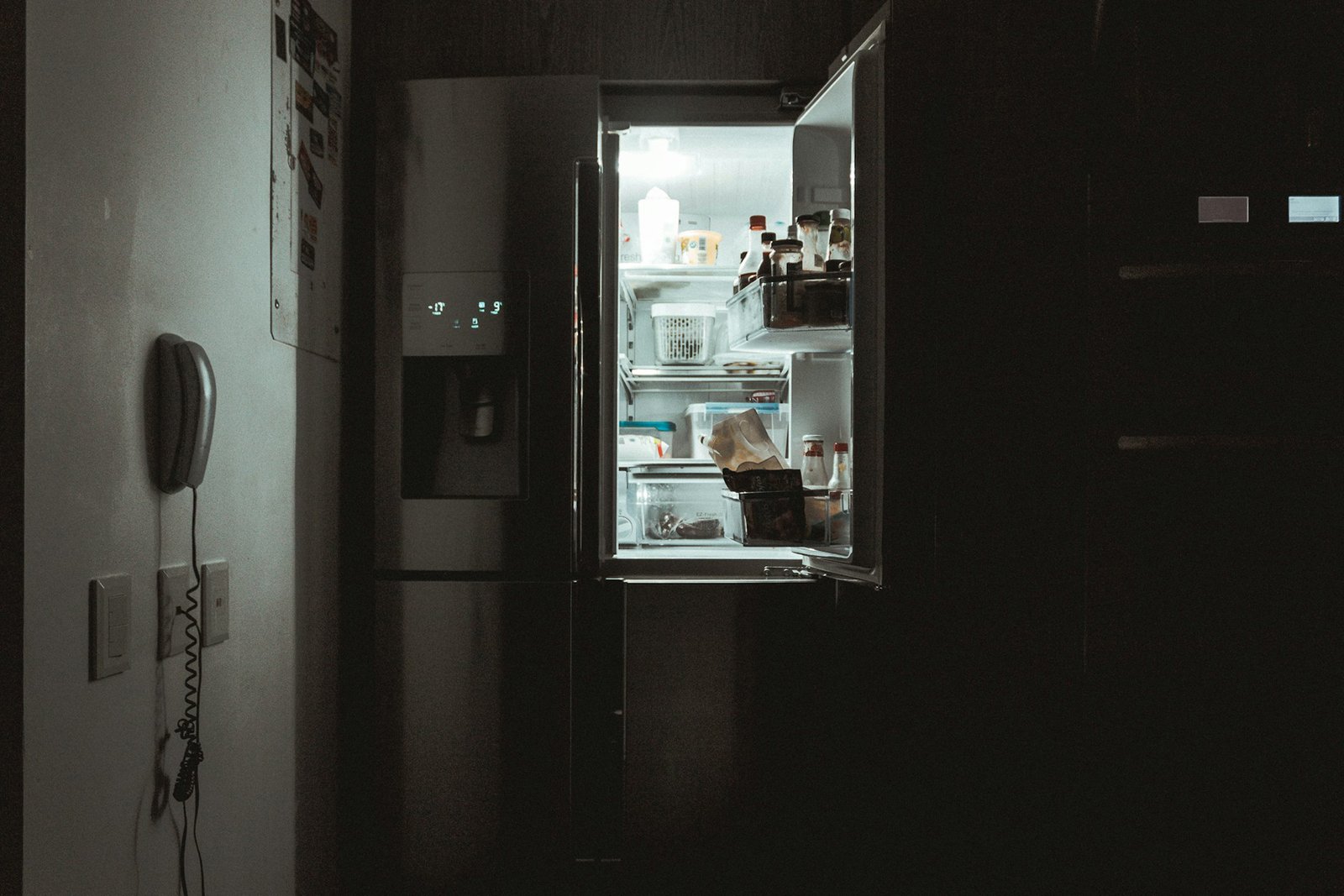 Offener Kühlschrank beim Reinigen