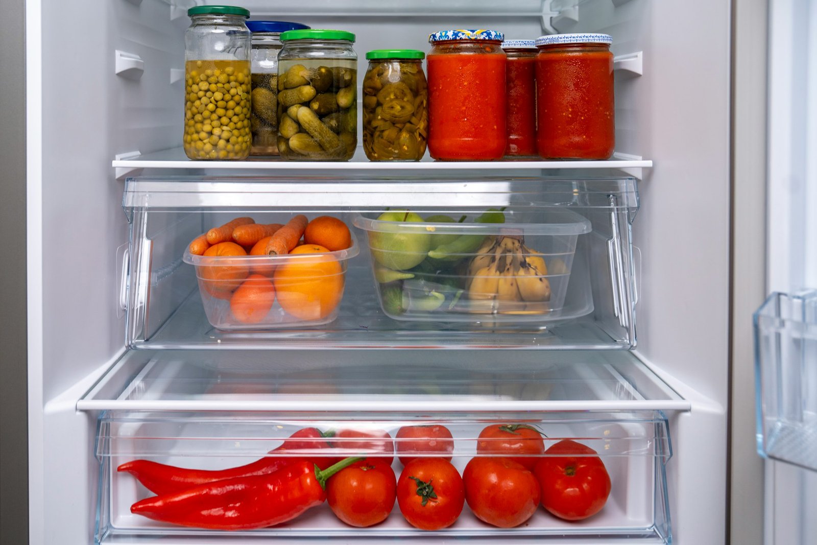 Ordentlicher Kühlschrank mit sauberem Innenraum